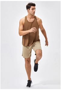 Detail der atmungsaktiven braunen Fitness-Weste und Khaki-Shorts am laufenden Model