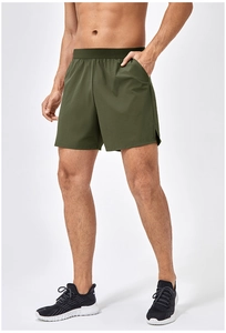 Dettaglio dei pantaloncini fitness verde oliva con spacchi laterali ed elastico in vita