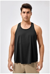 Detail der Textur von schwarzem, schnell trocknendem Mesh-Gewebe am Herren Sport-Tanktop