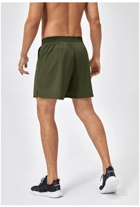 Vista posteriore dei pantaloncini sportivi da uomo verde oliva in tessuto traspirante