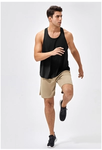 Detailaufnahme von atmungsaktivem, schnelltrocknendem Herren-Lauftop und Trainingsshorts
