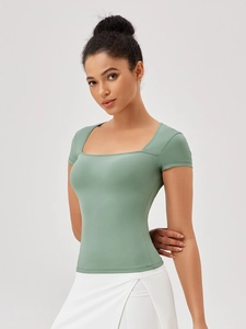 T-shirt sportiva slim fit con scollo quadrato verde e gonna da tennis bianca