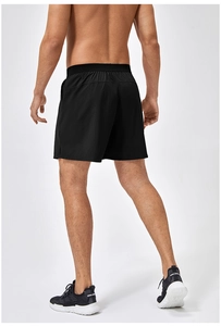 Vista posteriore dei pantaloncini sportivi da uomo in tessuto traspirante e asciugatura rapida