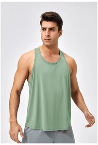Detail des salbeigrünen, atmungsaktiven Mesh-Stoffs am schnelltrocknenden Herren-Lauftanktop
