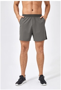 Dettaglio dei pantaloncini sportivi da uomo grigio scuro, asciugatura rapida con elastico
