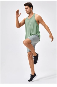 Detailansicht der minzgrünen Fitnessweste und grauen Dry-Fit-Shorts für Herren-Workout