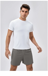 Dettaglio della t-shirt sportiva da uomo ad asciugatura rapida con strisce riflettenti