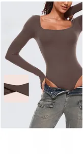 Détail d'un body marron à haute élasticité avec col carré et maille douce pour le sport