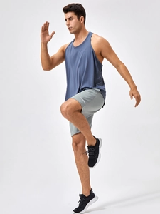 Atmungsaktives, schnell trocknendes graublaues Racerback-Tanktop und Shorts-Set für Herren