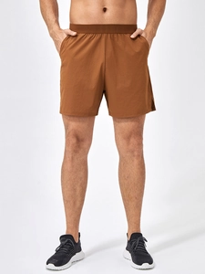 Pantaloncini sportivi traspiranti uomo rosso ruggine con vita elastica e tasche laterali