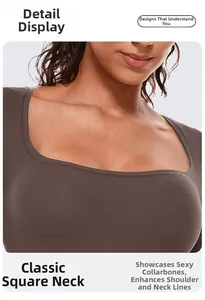 Détail du tissu extensible marron et de l'encolure carrée classique sur le body moulant