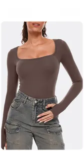 Détail du body de yoga marron moulant à col carré en tissu élastique sculptant