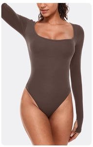 Détail des poignets à passe-pouce et du tissu extensible de ce body de yoga marron