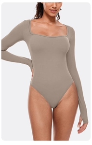 Vue détaillée du body taupe à col carré avec passe-pouces en tissu élastique brillant
