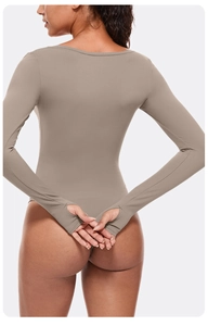 Détail du body de yoga taupe à manches longues avec passe-pouces pratiques aux poignets