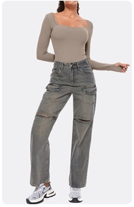 Détail d'un pantalon cargo gris vintage avec découpe aux genoux et coupe taille haute