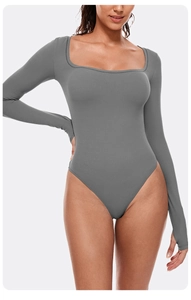 Détail d'un body de yoga gris avec passe-pouces et maille tricotée haute élasticité