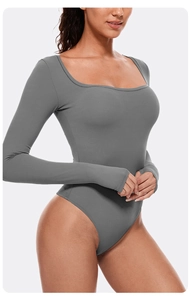 Détail du body gris foncé à encolure carrée avec passants pour les pouces et tissu extensible