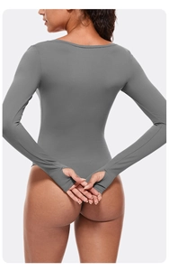 Détail d'un body de yoga gris à manches longues avec passe-pouces et dos ouvert