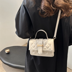 Elegante borsa beige trapuntata con chiusura a H dorata e manico superiore