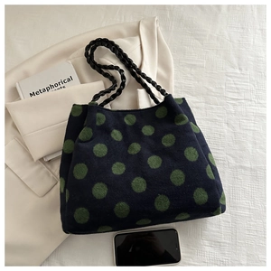 Détail du sac cabas en laine bleu marine à pois verts et anses tissées noires
