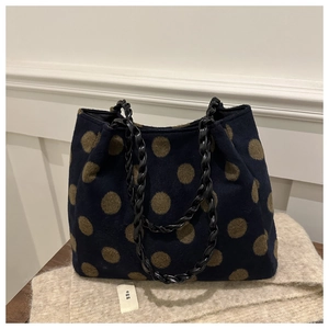 Détail du sac cabas en laine à pois marrons avec une bandoulière chaîne tressée
