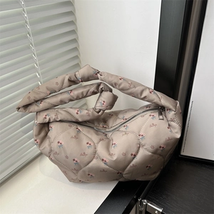 Sac à Bandoulière Matelassé en Nylon pour Femmes Imprimé Floral Grande Capacité Bandoulière Nouée Sac Sous le Bras Hobo