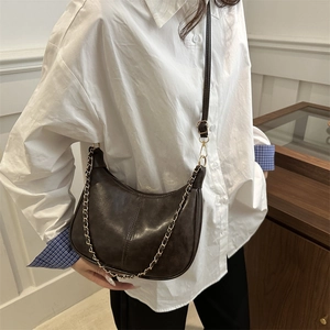 Borsa a mezzaluna marrone scuro in ecopelle con catena dorata e tracolla regolabile