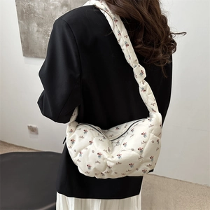 Sac hobo matelassé en nylon à fleurs avec bandoulière nouée et broderies