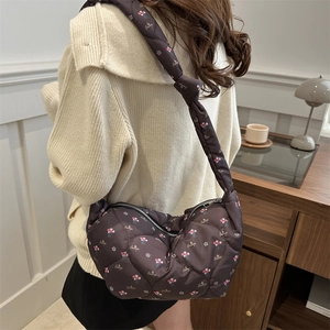 Sac bandoulière matelassé en nylon à fleurs avec broderie et grande capacité