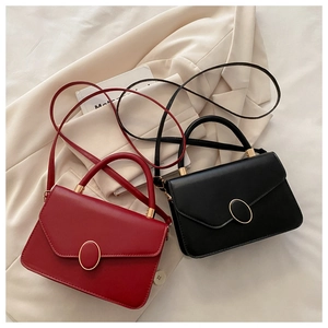 Détail de sacs bandoulière vintage avec rabat en V et boucle dorée en rouge et noir