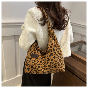 Vista dettagliata della borsa tote in velluto a coste leopardato con toppa in pelle