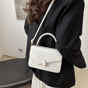Sac bandoulière blanc minimaliste pour femme avec boucle dorée et poignée supérieure chic