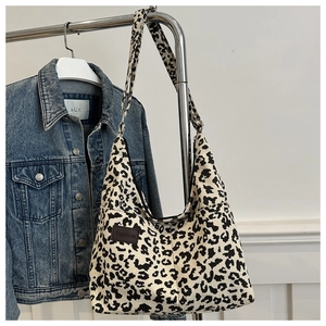Dettaglio della borsa tote leopardata in velluto a coste con trama e toppa fashion