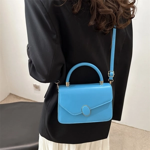 Petit sac carré bleu vif minimaliste avec bandoulière réglable et boucle dorée