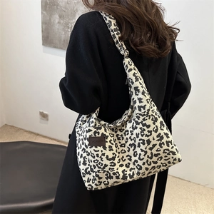 Borsa tote grande con stampa leopardata in velluto a coste mostrata indossata da modella