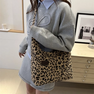 Grande borsa shopper leopardata in velluto a coste con toppa in pelle retrò da donna