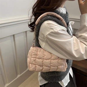 Rosa gesteppte Wolken-Schultertasche mit wattiertem Stoff und Metallkette am Modell