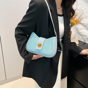 Sac à bandoulière bleu clair scintillant pour femme avec boucle dorée et design chic