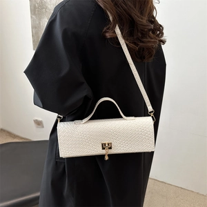 Borsa baguette bianca effetto coccodrillo con fibbia dorata e nappa su cappotto nero