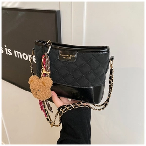 Détail du sac bandoulière matelassé avec chaîne et breloque ours en peluche mignon