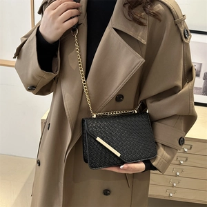 Sac bandoulière rétro noir tissé avec chaîne dorée et détail en métal doré