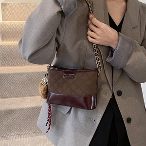 Sac hobo matelassé à losanges avec cuir verni bordeaux et bandoulière chaîne