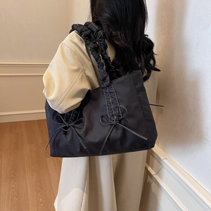 Grand sac fourre-tout noir à nœud avec coutures contrastées et bandoulière à volants