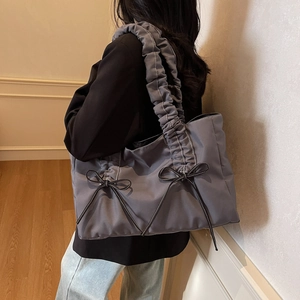 Grand sac cabas gris avec bandoulière froncée et nœuds noirs pour femmes
