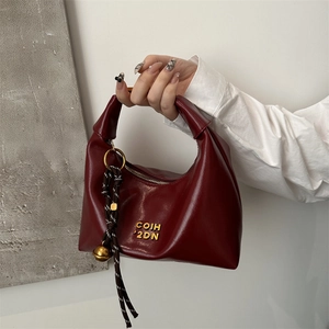 Sac à Épaule Croissant en Cuir PU Vintage pour Femmes Sac Hobo Tendance sous le Bras avec Lettres Métalliques et Surpiqûres