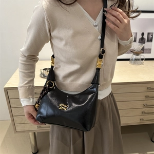 Sac croissant en cuir verni noir rétro avec ferrures dorées et logo élégant