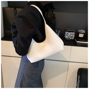 Dettaglio della borsa hobo bianca in pelle verniciata lucida con logo del marchio stampato