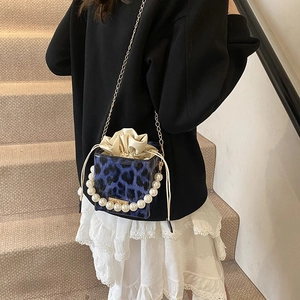 Bolso bandolera cuadrado con estampado de leopardo azul, asa de perlas y cadena oro