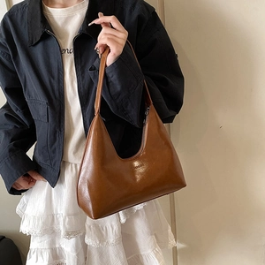 Borsa hobo vintage in vernice marrone da donna con tracolla in stile sottobraccio